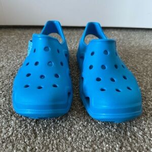 NEW Crocs Swiftwater Mesh Deck Clog – Bright Blue – Kids Size J1